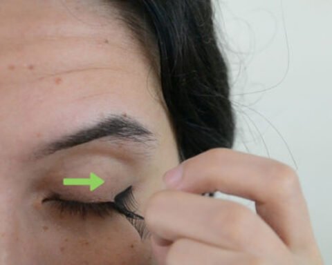 Remove Fake Eyelashes Safely