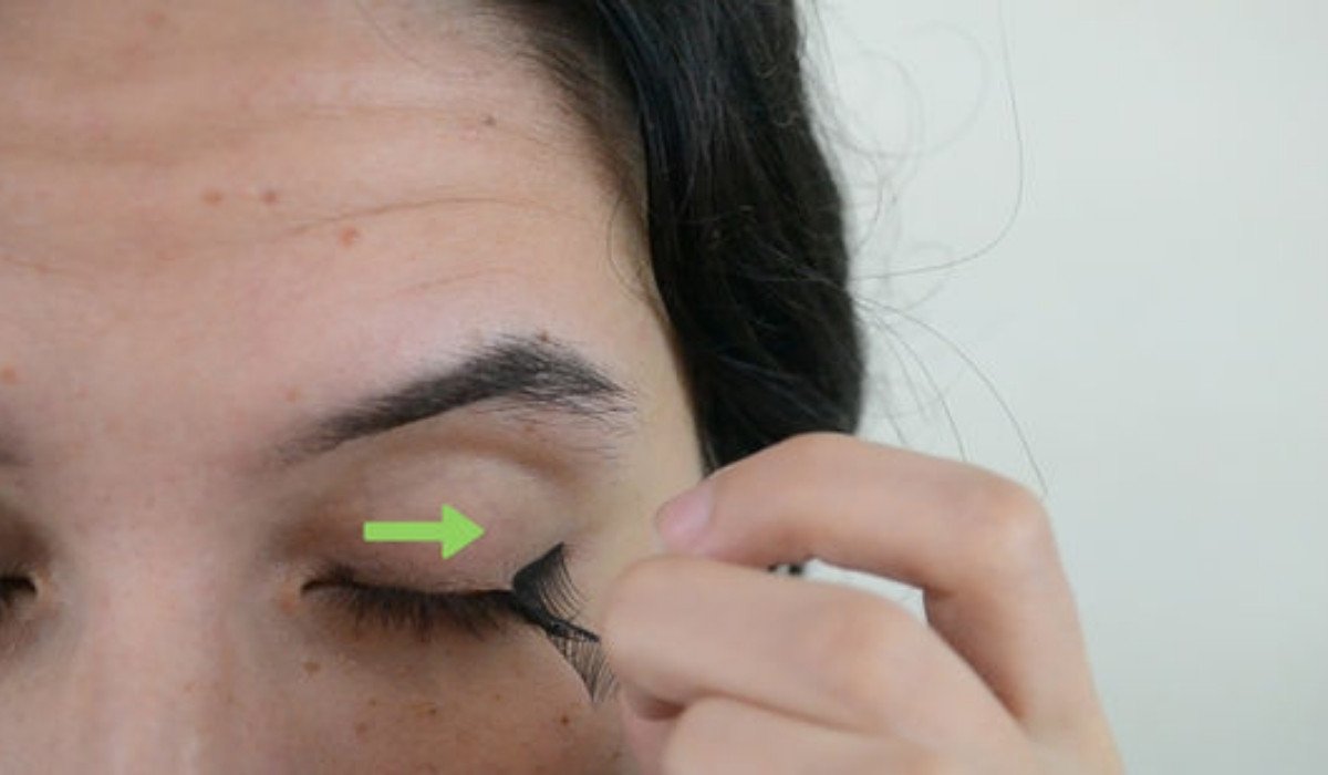 Remove Fake Eyelashes Safely